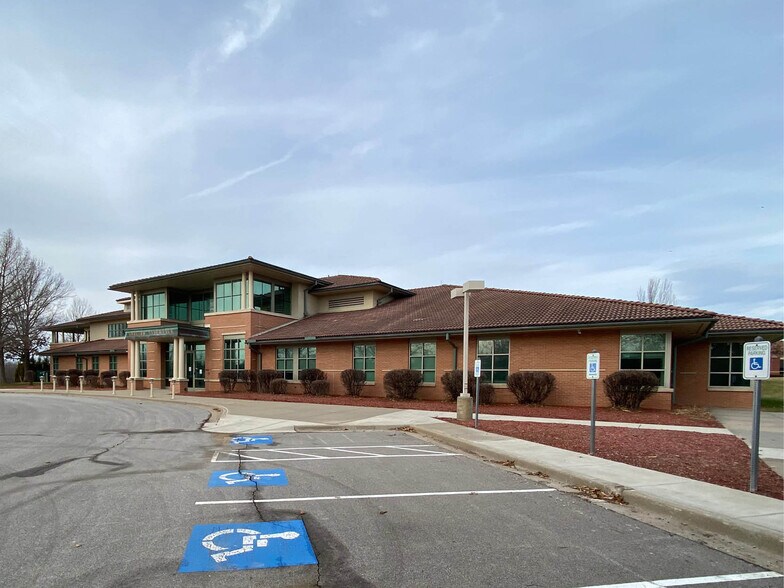 4901 NE Lakewood Way, Lee's Summit, MO à vendre - Photo de l’immeuble – Image 2 sur 5