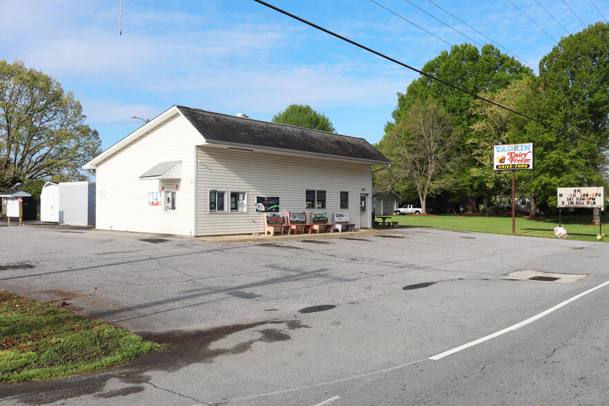 1201 W Main St, Yadkinville, NC à vendre - Photo principale – Image 1 sur 5