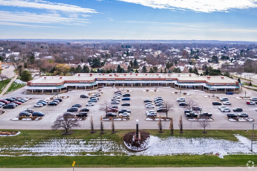 17495 W Capitol Dr, Brookfield, WI à louer - Photo de l’immeuble – Image 2 sur 7