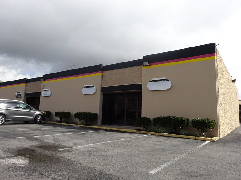 2100 E McFadden Ave, Santa Ana, CA à louer - Photo de l’immeuble – Image 3 sur 7