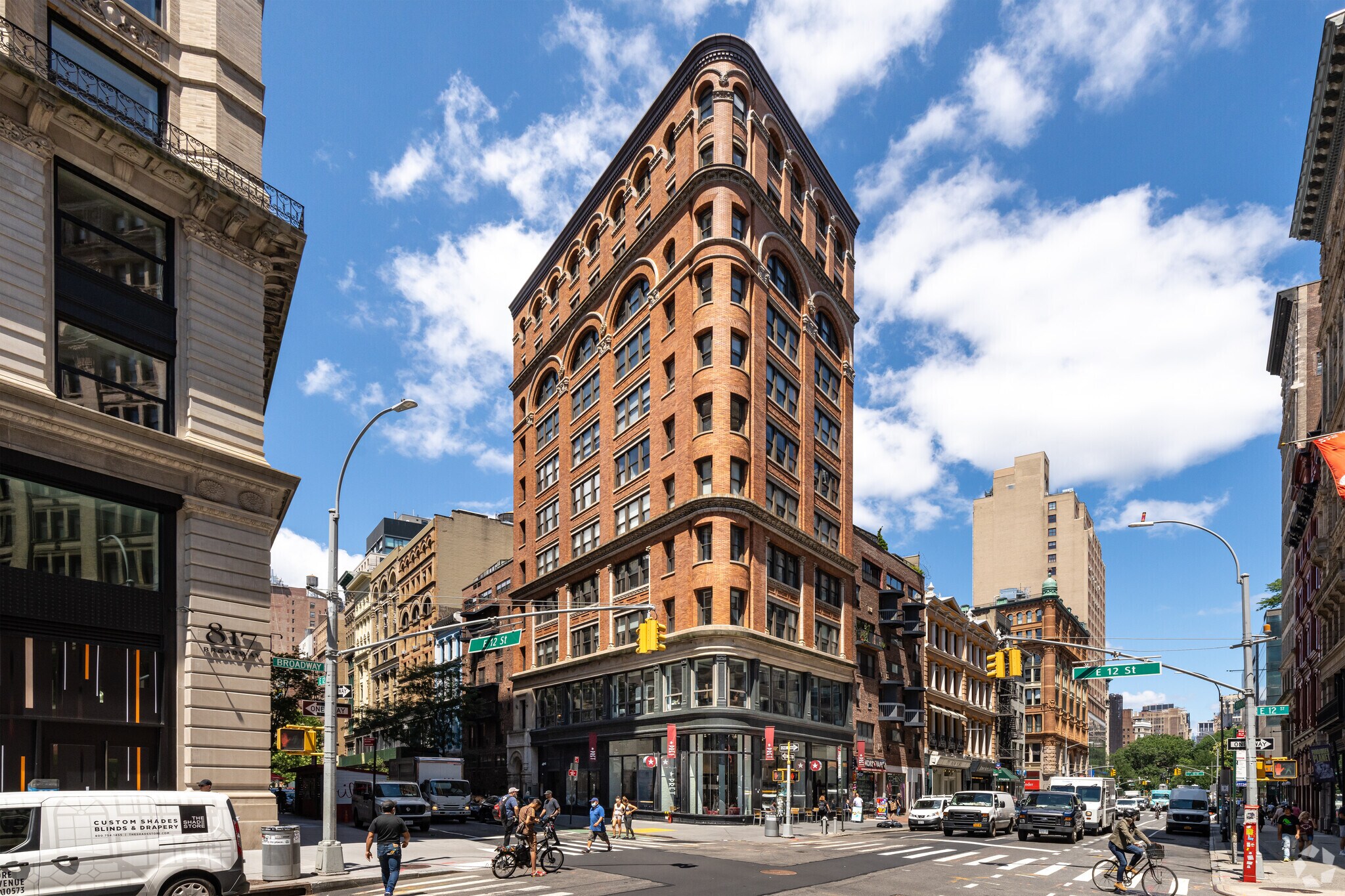 821 Broadway, New York, NY à louer Photo de l’immeuble– Image 1 sur 5
