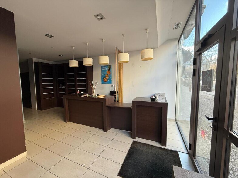 Local commercial dans Bourg-en-Bresse à louer - Hall d’entrée – Image 3 sur 9