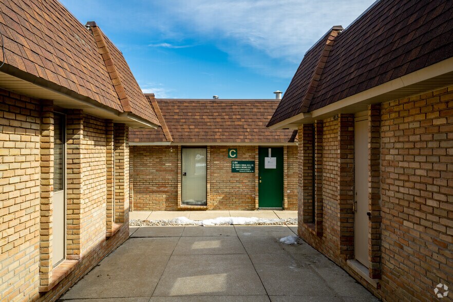 32910 W 13 Mile Rd, Farmington Hills, MI à vendre - Photo de l’immeuble – Image 2 sur 26