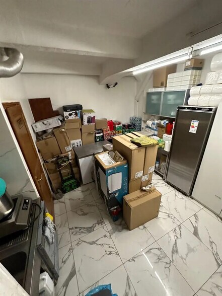 Local commercial dans Paris à louer - Photo intérieure – Image 1 sur 3