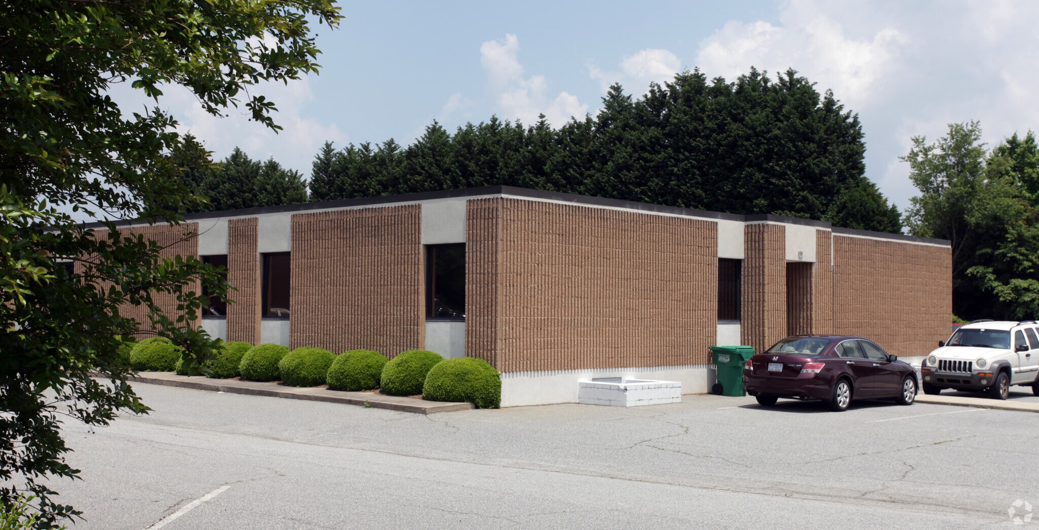 131 W Parris Ave, High Point, NC à louer Photo de l’immeuble– Image 1 sur 6