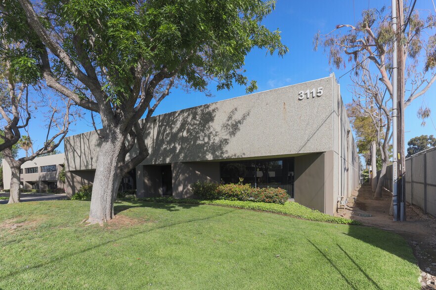 3115 Airway Ave, Costa Mesa, CA à louer - Photo de l’immeuble – Image 2 sur 9