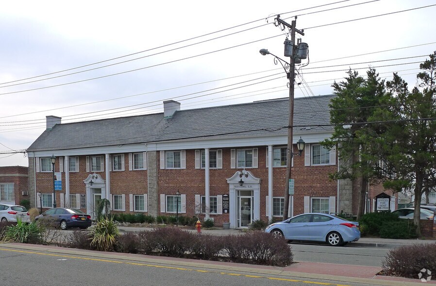 101 Hillside Ave, Williston Park, NY à louer - Photo de l’immeuble – Image 2 sur 3