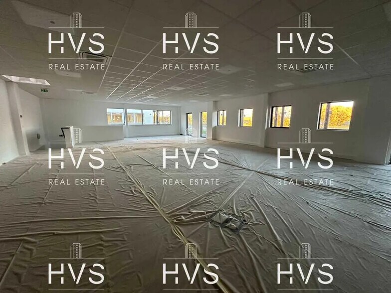 Local d’activités dans Venelles à louer - Photo de l’immeuble – Image 2 sur 6