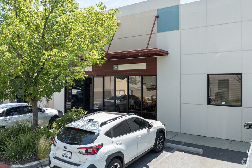 26450 Ruether Ave, Santa Clarita, CA à louer - Photo de l’immeuble – Image 3 sur 6