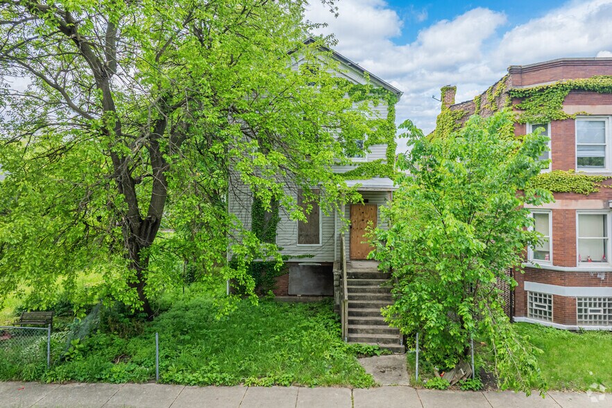 7918 S Escanaba Ave, Chicago, IL à vendre - Photo principale – Image 1 sur 4