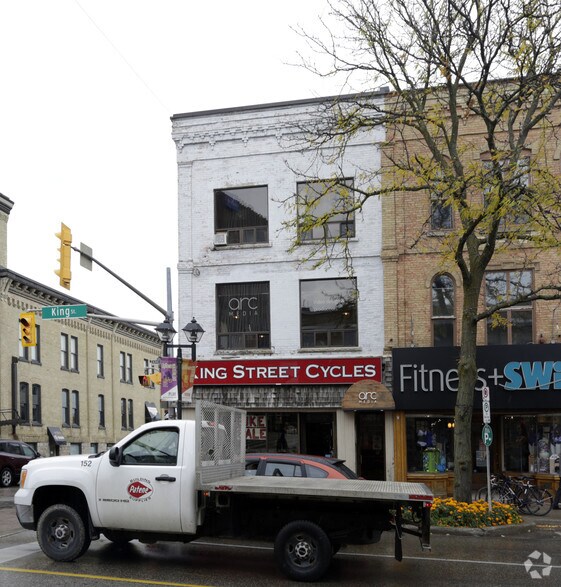 2 King St S, Waterloo, ON à louer - Photo de l’immeuble – Image 2 sur 2