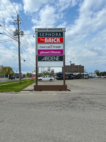 671 Grand Ave W, Chatham, ON à louer - Photo de l’immeuble – Image 2 sur 2