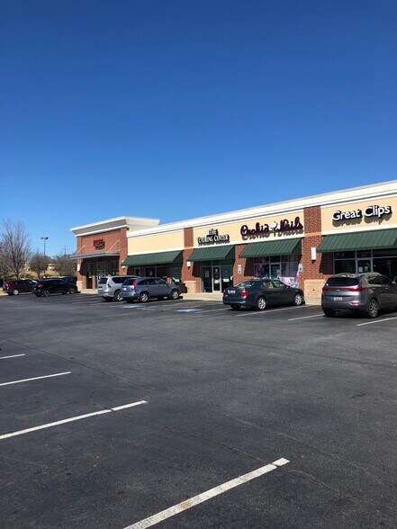 926 NE Main St, Simpsonville, SC à louer - Photo de l’immeuble – Image 3 sur 7