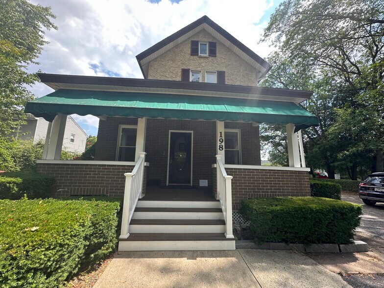 198 Orange Ave, Suffern, NY à louer - Photo principale – Image 1 sur 9