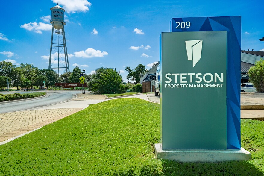 209 Round Rock Ave, Round Rock, TX à louer - Photo de l’immeuble – Image 1 sur 3