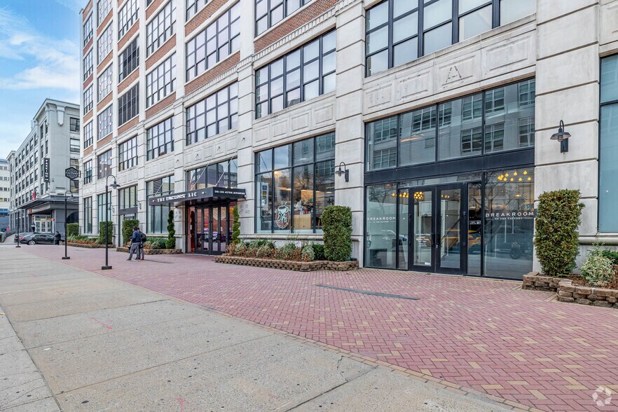 30-30 47th Ave, Long Island City, NY à louer - Photo de l’immeuble – Image 2 sur 6