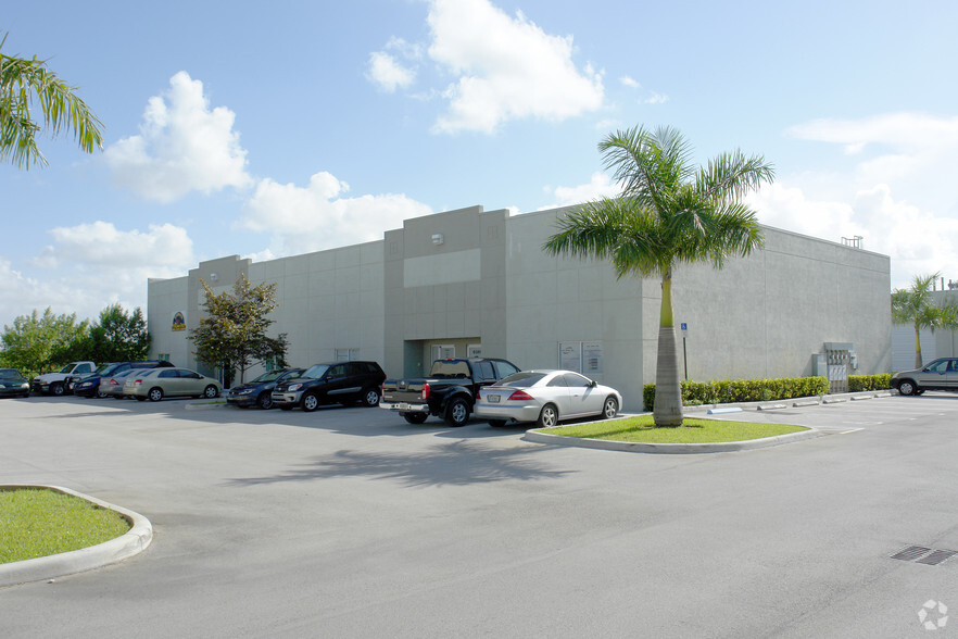 6370-6376 NW 97th Ave, Doral, FL à louer - Photo de l’immeuble – Image 3 sur 10