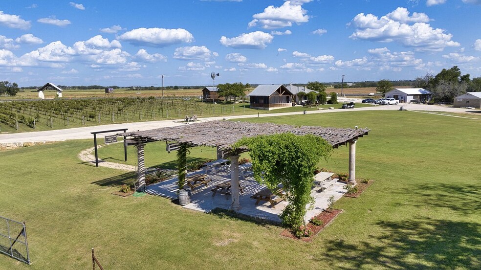 13502 US 290 E, Stonewall, TX à vendre - Photo de l’immeuble – Image 2 sur 26