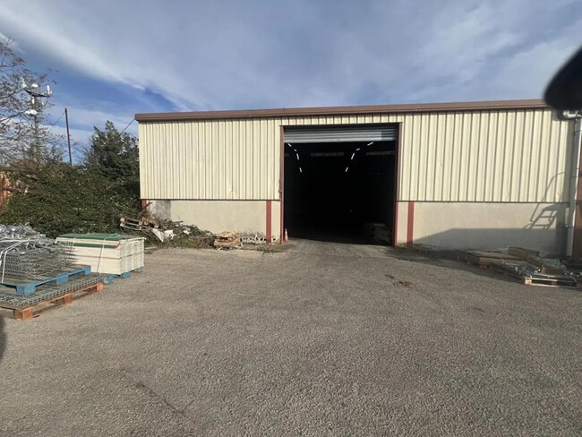 Plus de détails pour Local d’activités à vendre