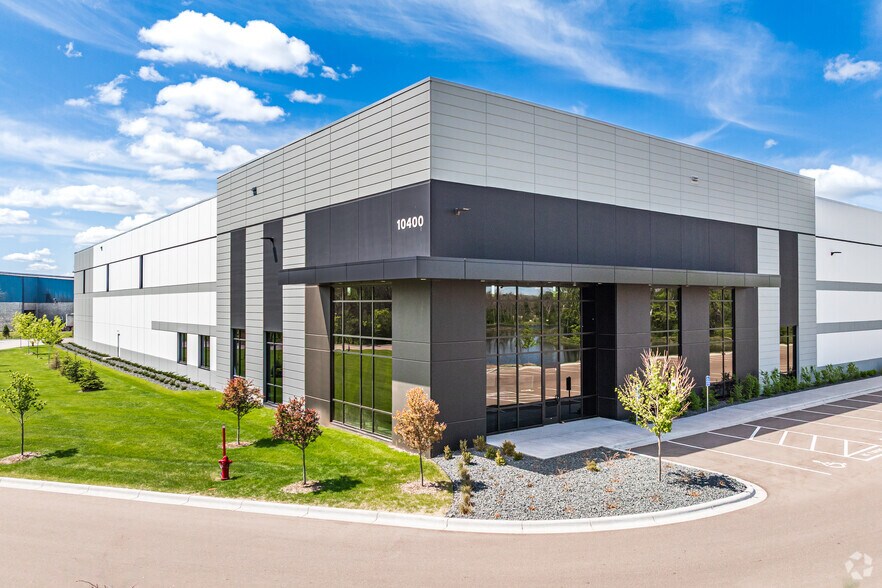 10400 Naples St NE, Blaine, MN à louer - Photo de l’immeuble – Image 2 sur 8