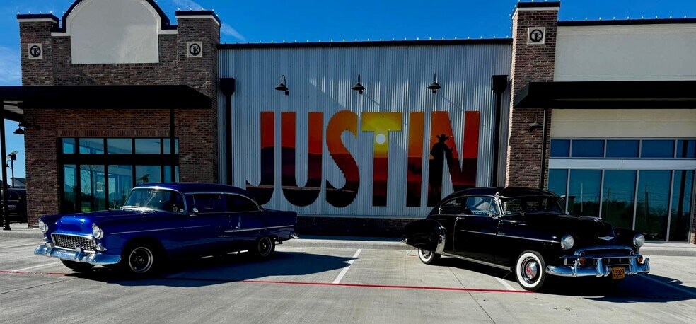 302 Justin Ln, Justin, TX à vendre - Photo de l’immeuble – Image 3 sur 9