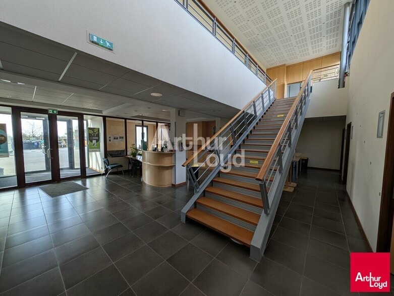 Local d'activités dans La Mézière à vendre - Hall d’entrée – Image 2 sur 11