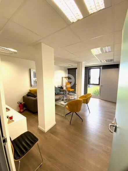 Bureau dans Saint-Laurent-Du-Var à louer - Photo de l’immeuble – Image 1 sur 5