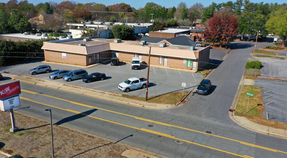 3301 Healy Dr, Winston-Salem, NC à louer - Photo de l’immeuble – Image 2 sur 7