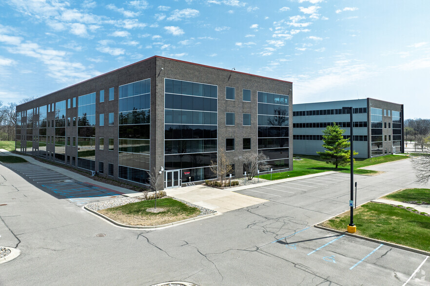 3000 University Dr, Auburn Hills, MI à louer - Photo de l’immeuble – Image 3 sur 5