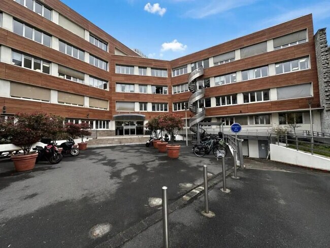 Plus de détails pour Local d'activités à louer