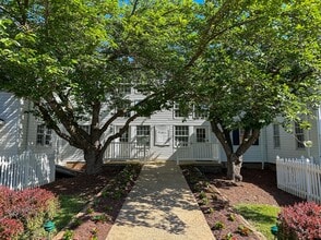 11718 Bowman Green Dr, Reston, VA à louer Photo de l’immeuble– Image 2 sur 7