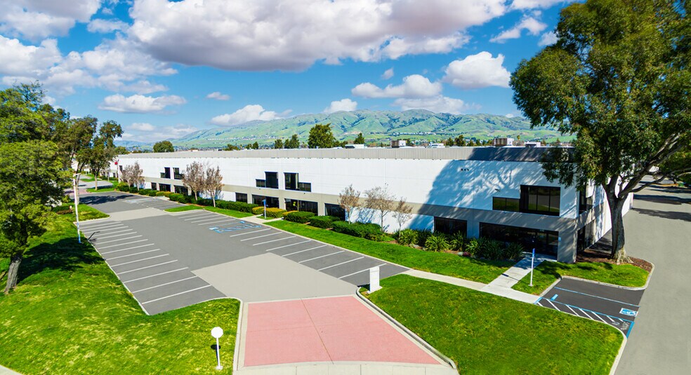 304-344 S Abbott Ave, Milpitas, CA à louer - Photo de l’immeuble – Image 2 sur 9