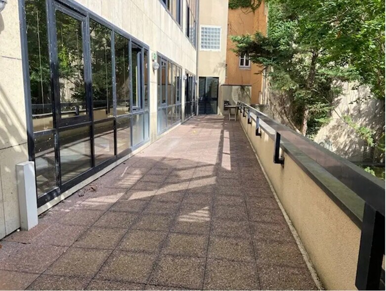 Bureau dans Issy-Les-Moulineaux à louer - Photo de l’immeuble – Image 2 sur 7