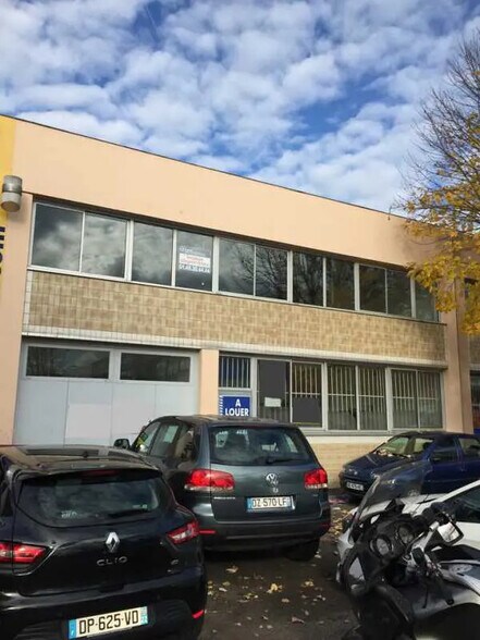 Local d’activités dans Torcy à louer - Photo de l’immeuble – Image 1 sur 4