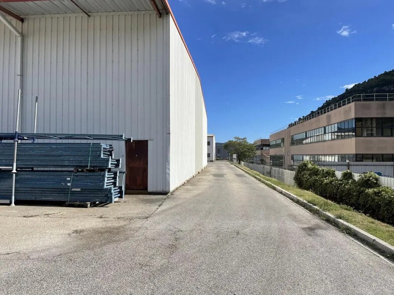 Industriel/Logistique dans Le Broc à louer - Photo de l’immeuble – Image 3 sur 8