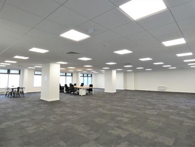 Ealing Rd, Brentford à vendre - Photo de l’immeuble – Image 3 sur 12