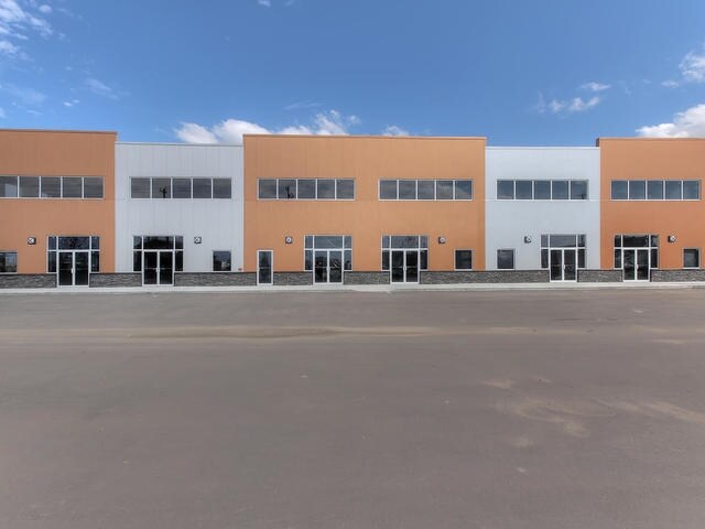 368 Saskatchewan Ave, Spruce Grove, AB à louer - Photo de l’immeuble – Image 2 sur 15