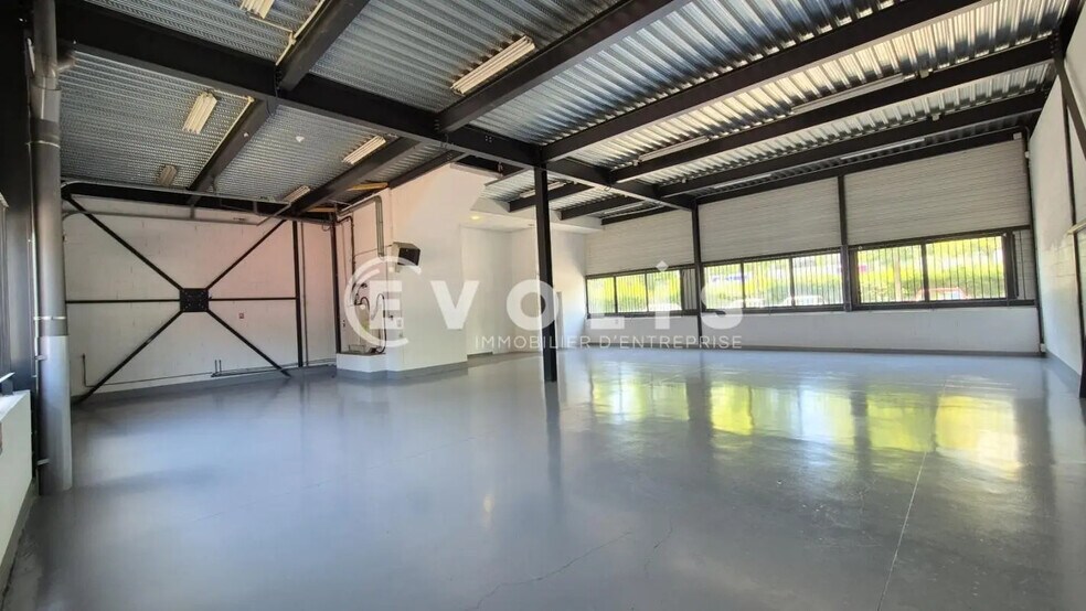 Local d’activités dans Montévrain à louer - Photo de l’immeuble – Image 1 sur 4