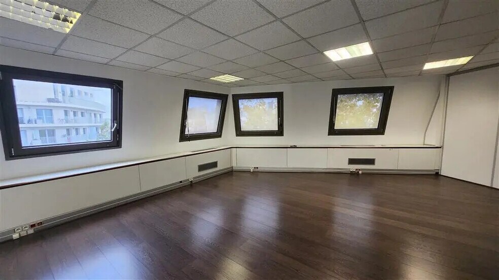 Bureau dans La Garenne-Colombes à louer - Photo de l’immeuble – Image 1 sur 6