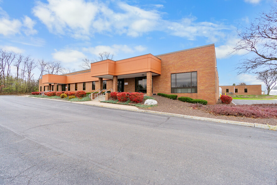 103 Commerce Blvd, Liverpool, NY à louer - Photo de l’immeuble – Image 1 sur 7