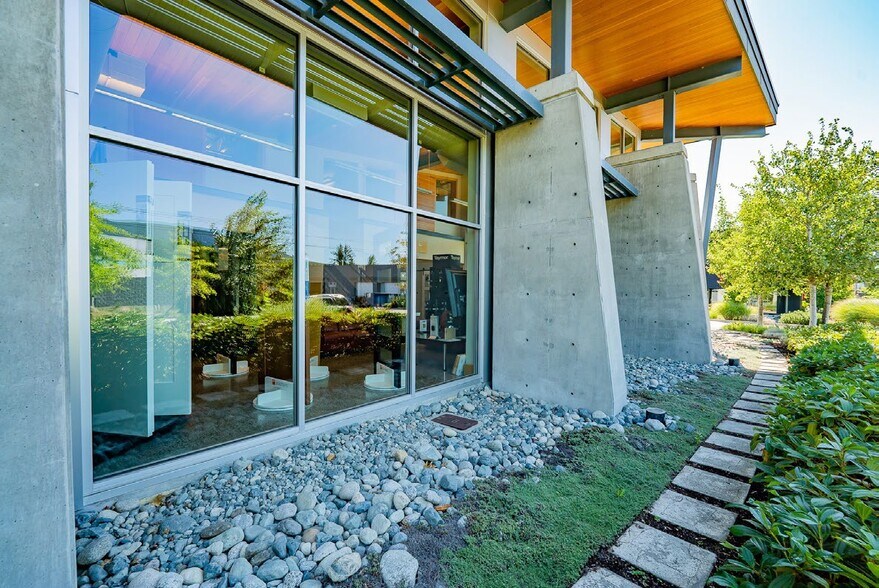 1920 Boxwood Rd, Nanaimo, BC à vendre - Photo de l’immeuble – Image 2 sur 5
