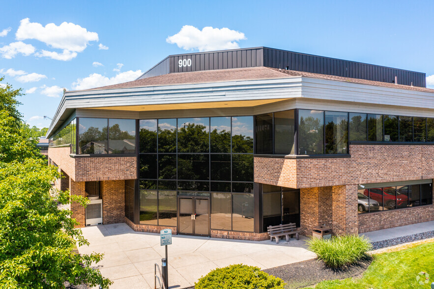 900 Business Center Dr, Horsham, PA à vendre - Photo de l’immeuble – Image 1 sur 11