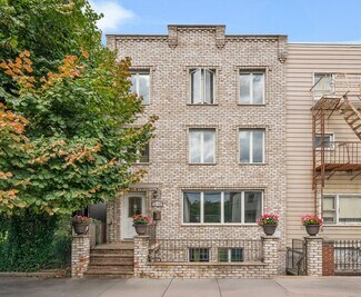 Plus de détails pour 2105 33rd Ave, Astoria, NY - Logement à vendre