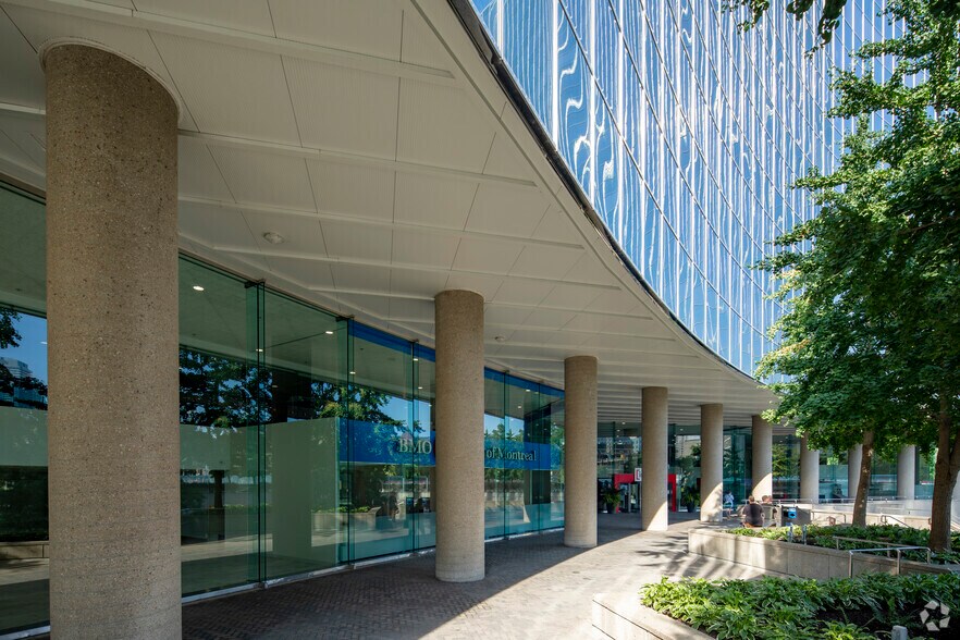 700 University Ave, Toronto, ON à louer - Photo de l’immeuble – Image 2 sur 11