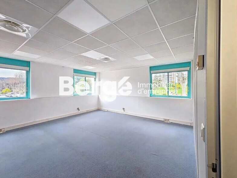 Bureau dans Mandelieu-la-Napoule à vendre - Photo de l’immeuble – Image 1 sur 13