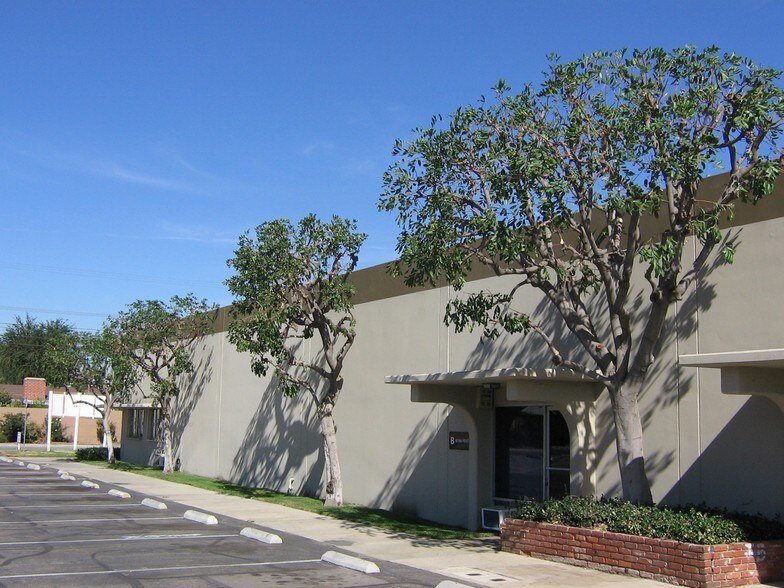 2466 E Fender Ave, Fullerton, CA à louer - Photo de l’immeuble – Image 2 sur 7