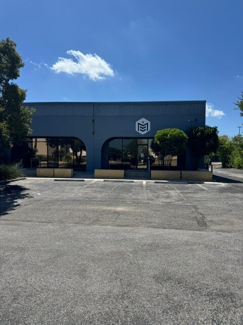 950 Isom Rd, San Antonio, TX à louer Photo de l’immeuble– Image 1 sur 17