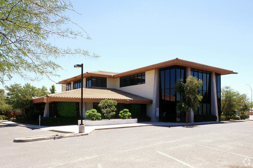 2610 E University Dr, Mesa, AZ à louer - Photo de l’immeuble – Image 1 sur 2