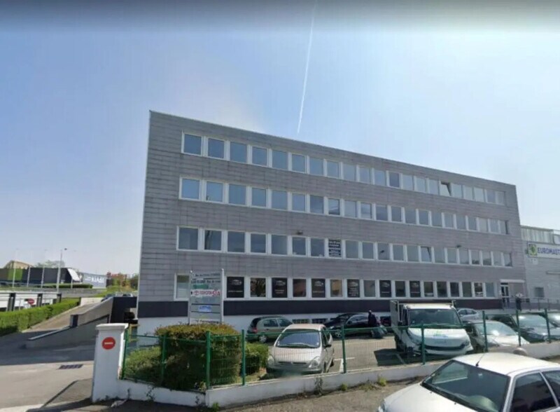 Bureau dans Plaisir à louer - Photo de l’immeuble – Image 1 sur 22