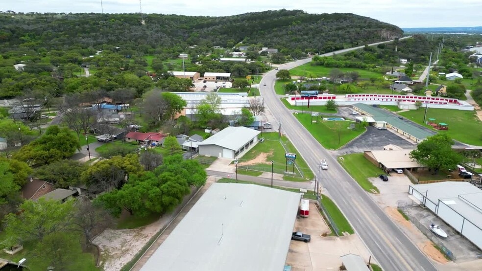 1000 County Road 132B, Kingsland, TX à vendre - Vidéo sur l’annonce professionnelle – Image 2 sur 23